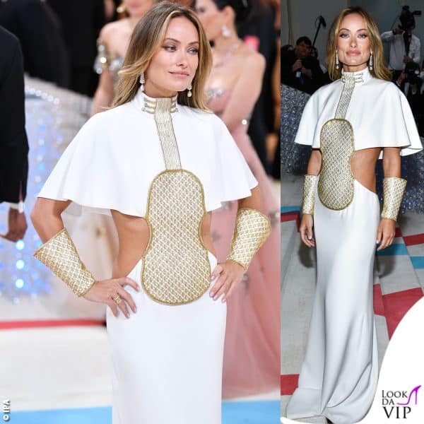 Olivia Wilde con "l'abito violino" di Chloè, disegnato da Karl Lagerfeld negli anni Ottanta 