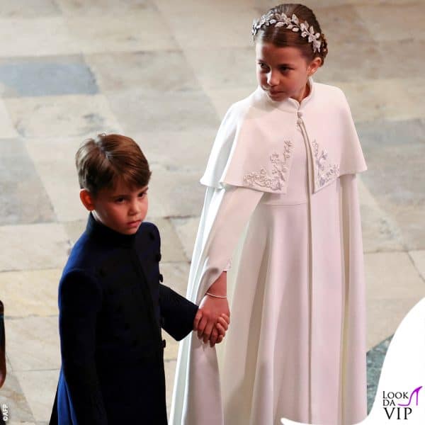 Charlotte tiene per mano il fratellino 