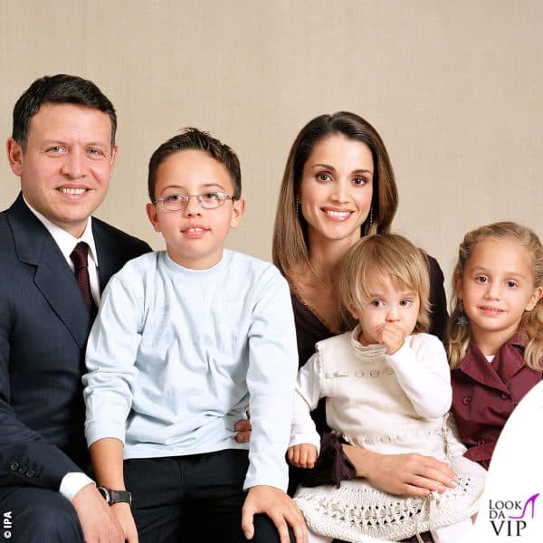 i reali di Giordania nel 2003 con tre dei loro quattro figli 