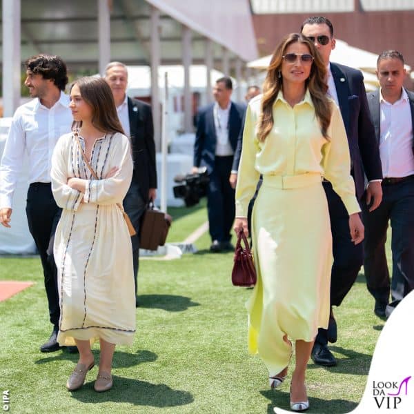 Iman di Giordania con un abito di Isabel Marant, borsa Louis Vuitton e mocassini aperti Gucci 