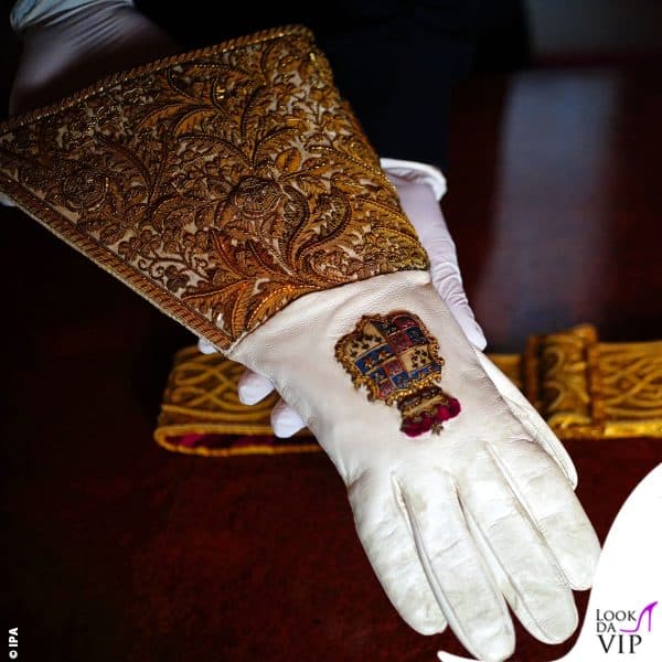 Il guanto dell'incoronazione, indossato anche da re Giorgio VI, è realizzato in pelle bianca con il polso ricamato con fili d'oro e perline
