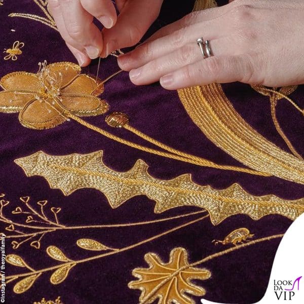 I ricami sulla Robe of Estate della regina Camilla