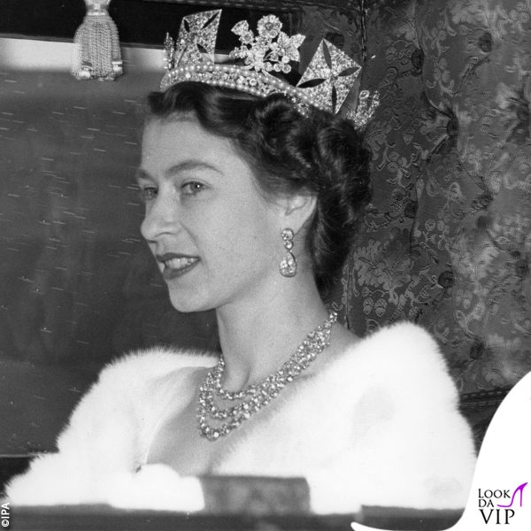la Regina nel 1954 con la collana 