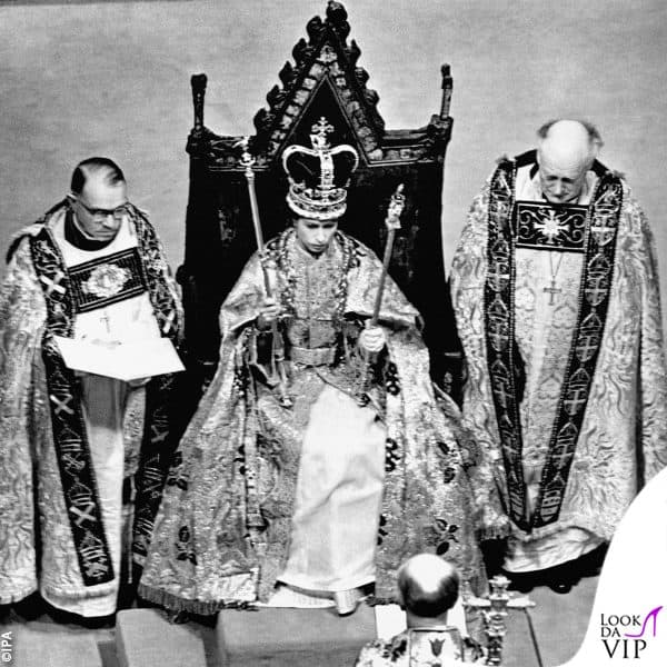 La regina Elisabetta alla sua incoronazione con gli stessi paramenti che indosserà re Carlo