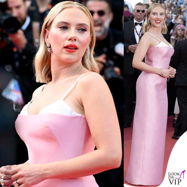 Scarlett Johansson con un abito Prada e orecchini David Yurman 