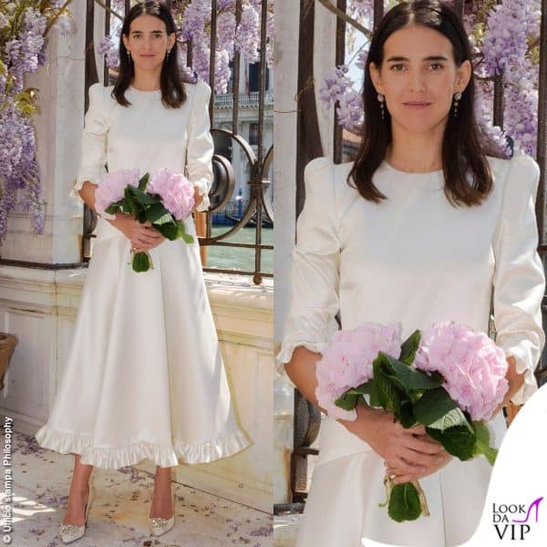 Viola Arrivabene si è sposata a Venezia indossando un abito in duchesse di seta disegnato appositamente per lei da Philosophy di Lorenzo Serafini