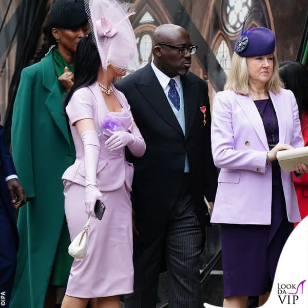 Katy Perry in Vivienne Westwood, con un vistoso cappello 