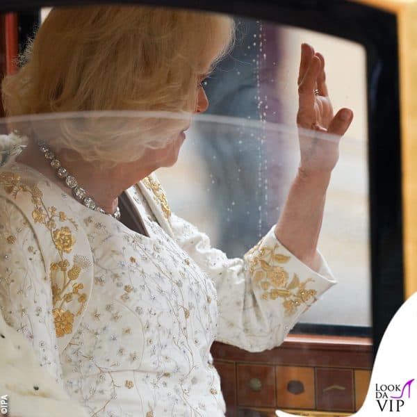 gli intricati ricami sull'abito di Camilla