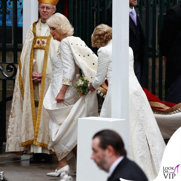 la regina Camilla con un abito Bruce Oldfield