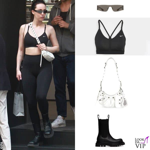 occhiali e borsa Balenciaga, reggiseno Nike, stivali Bottega Veneta 