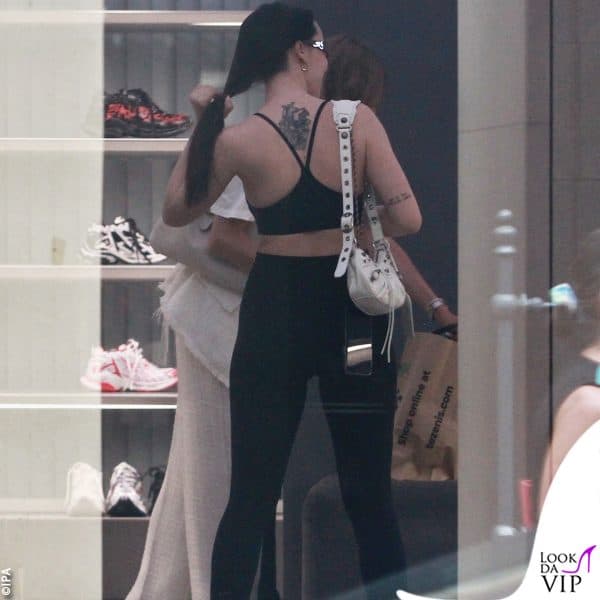 Aurora nella boutique Balenciaga 