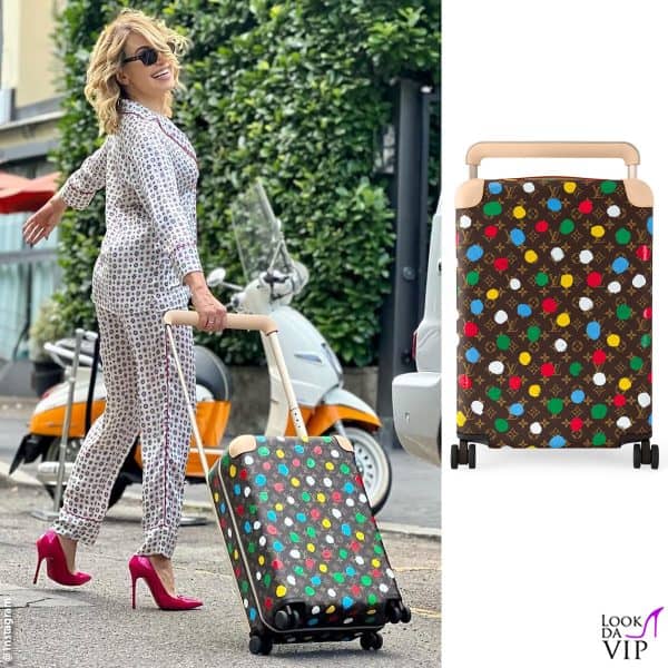 Barbara D'Urso con un trolley della capsule Louis Vuitton x Yayoi Kusama 
