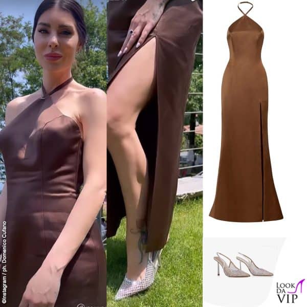 La cantante ha indossato un abito MVP Wardrobe e scarpe Le Silla