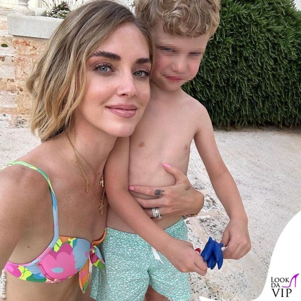 Con il figlio Leone (bikini Chiara Ferragni Brand) 