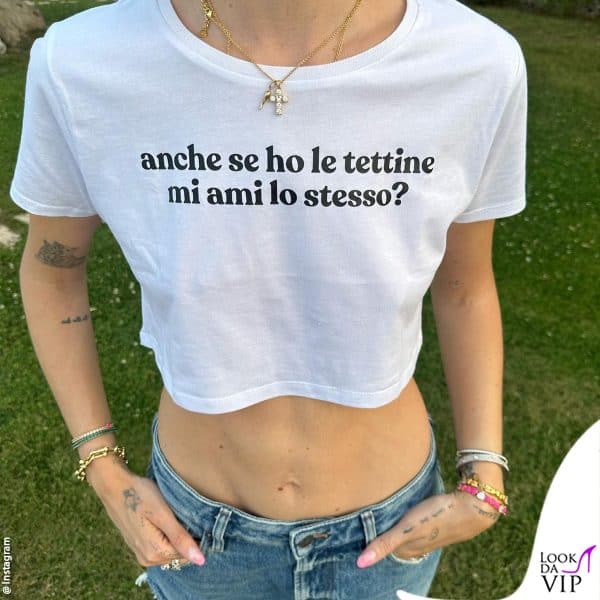 la t-shirt con la frase che fa discutere 