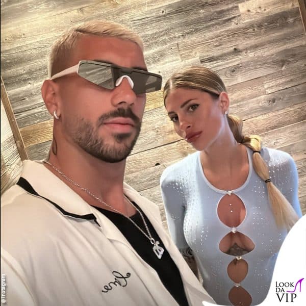 occhiali futuristici per Mattia, minidress bollente di Poster Girl per Chiara 