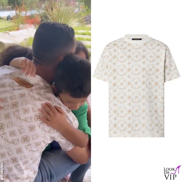 l'abbraccio con i figli all'arrivo in Sardegna (t-shirt Louis Vuitton) 