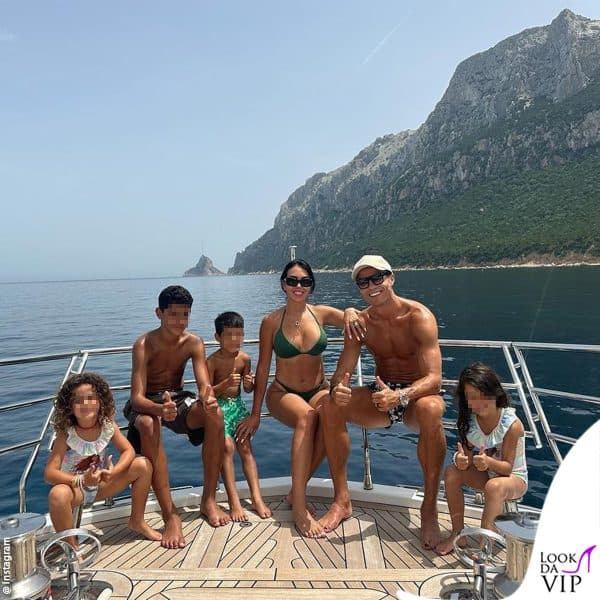 Georgina Rodriguez e Cristiano Ronaldo sullo yacht con i figli 