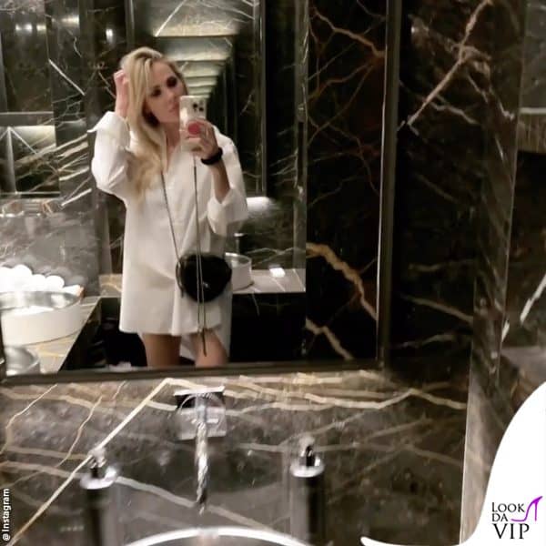 Ilary Blasi nel bagno del ristorante dov'è a cena con Nicola Savino 
