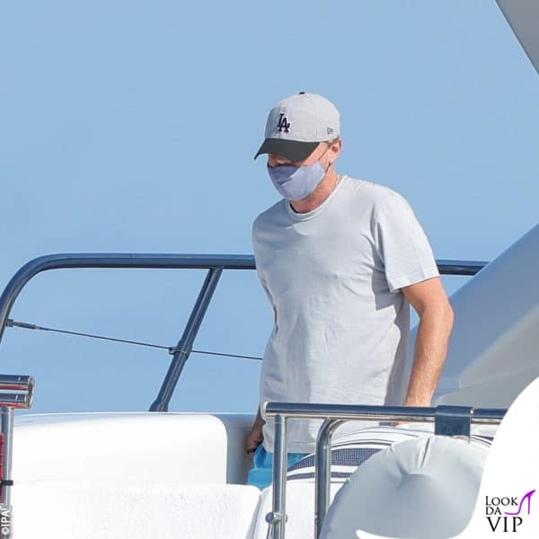 DiCaprio prova a camuffarsi con una mascherina e il cappellino New Era