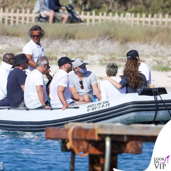 Meghan e Leonardo sul tender con gli altri ospiti dello yacht 
