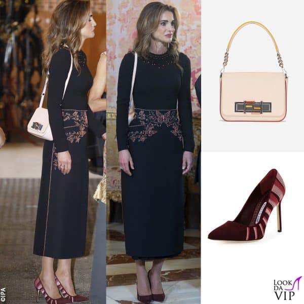 abito Dior, borsa Fendi, pump Manolo Blahnik 
