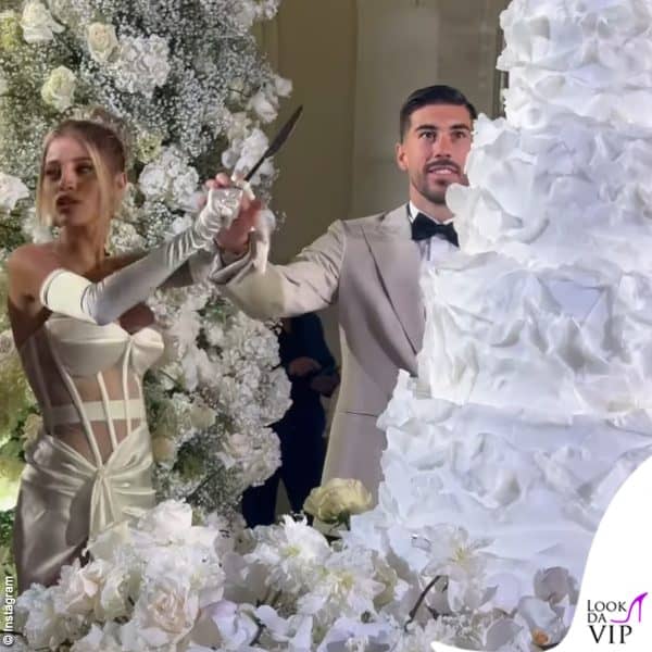 il terzo look della sposa è per il taglio della torta 