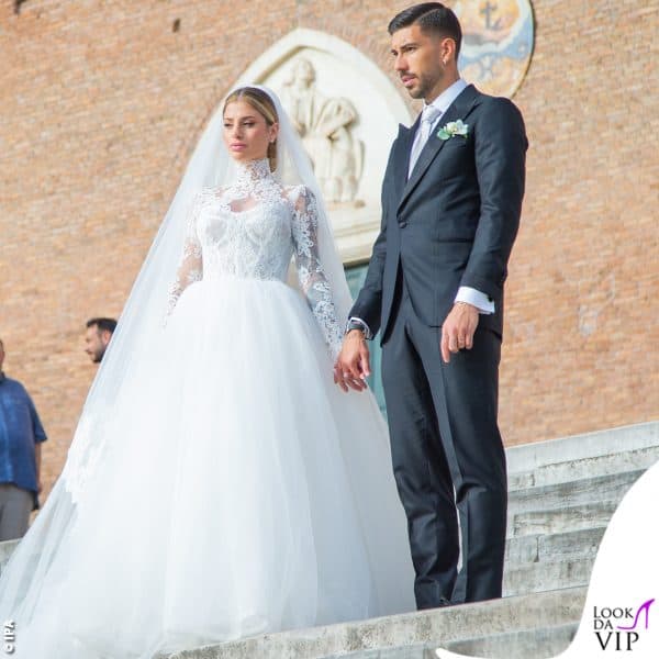 gli sposi sul sagrato della chiesa