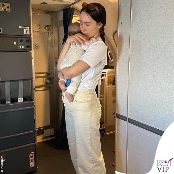 Aurora Ramazzotti in aereo con Cesare 