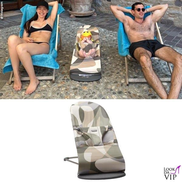 la famiglia si rilassa, Cesare è comodo nella sdraietta BabyBjorn 