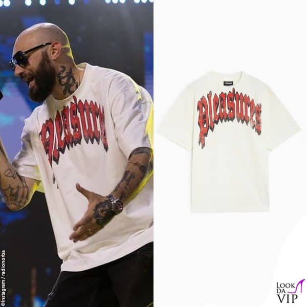 Biggie Bash dei Boomdabash con una t-shirt Pleasures 