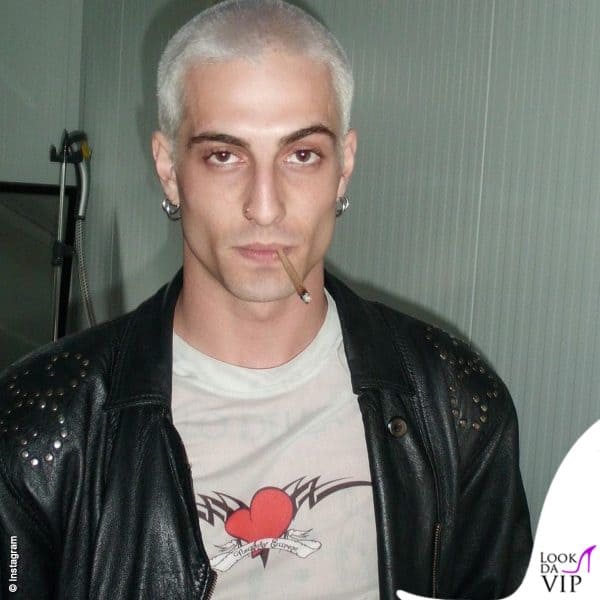 La chioma biondo platino è l'ultima sua trovata in fatto di hairstyle