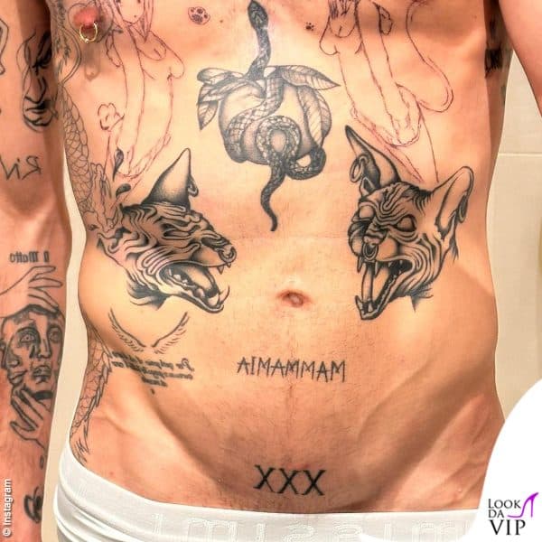 Il dettaglio dei tatuaggi che svela anche parte del ventre 