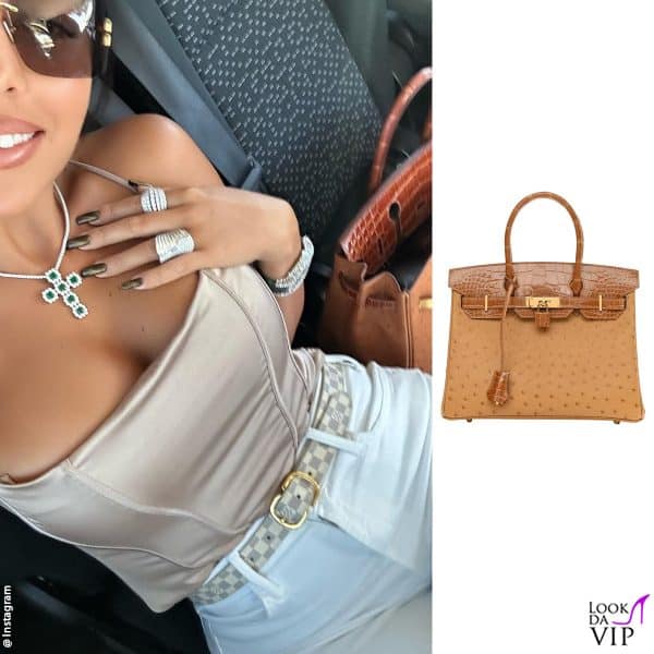 diamanti e smeraldi per Georgina e sul sedile spunta la rara "Birkin" di Hermès in doppio pellame 