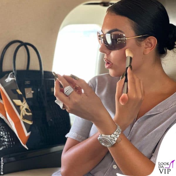 Georgina Rodriguez si ritocca il make-up sul jet privato 