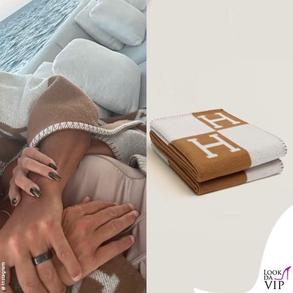 mano nella mano, si tengono al caldo con la coperta Hermès 