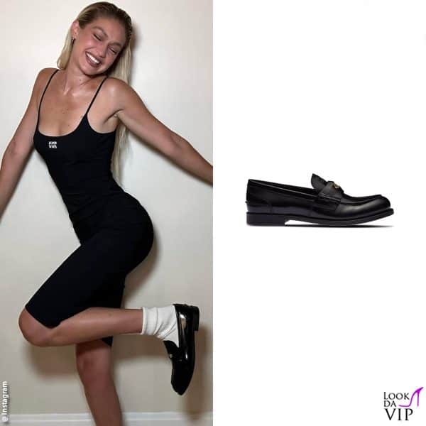 Gigi con un total look Miu Miu indossa il calzino bianco col mocassino