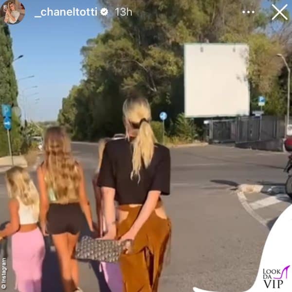 Ilary si dirige verso il cinema con le bambine: il look è casual e tra le mani stringe una pochette Dior