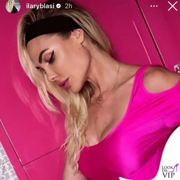 Bionda, fascia tra i capelli, eye-liner e pink look: ecco Barbie Blasi