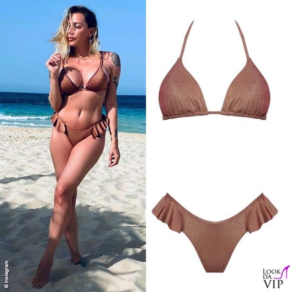 Karina Cascella posa con addosso il costume I am bikini
