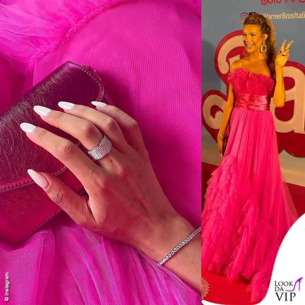 Miryea Stabile mostra la sua manicure per l'anteprima del film "Barbie" (abito One Sophie)