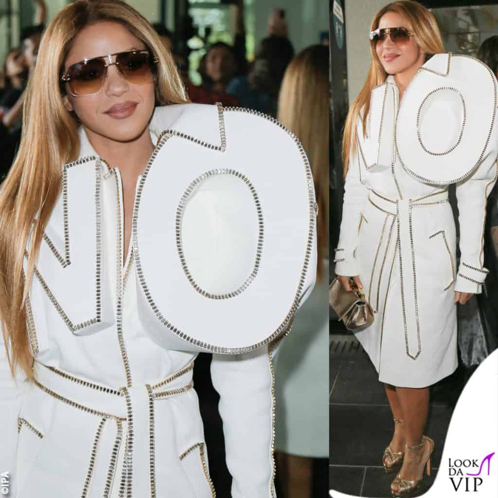 Shakira alla sfilata di Viktor&Rolf con un look "parlante"