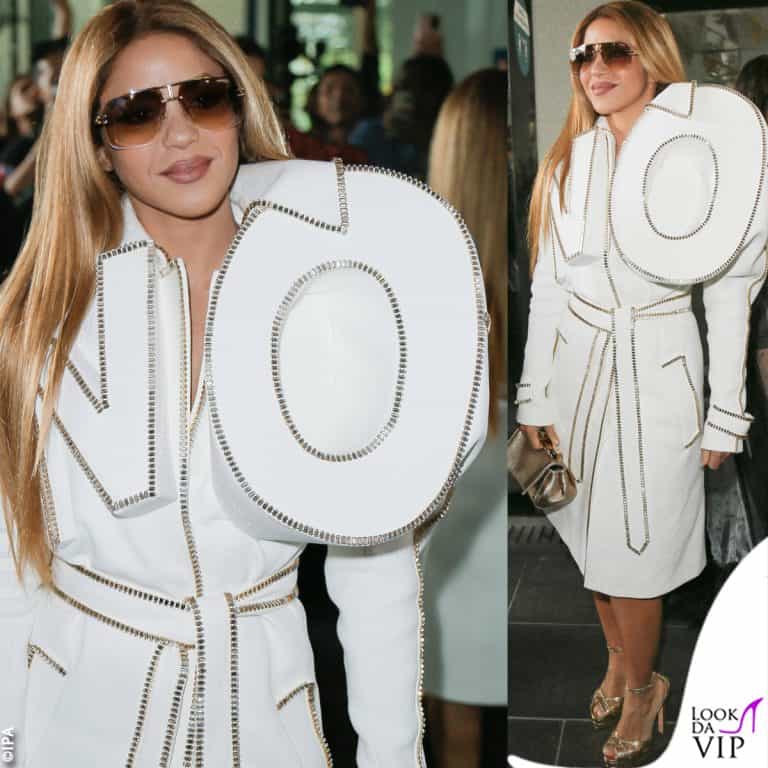 Shakira alla sfilata di Viktor&Rolf con un look "parlante"