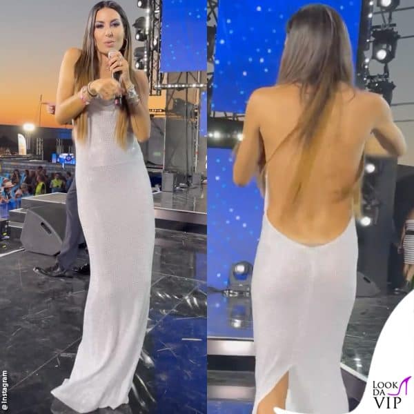 lo scollo sulla schiena è così profondo da mostrare gli slip color carne