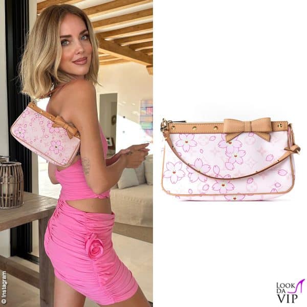 Chiara sfoggia a Ibiza una chicca vintage: la borsa Louis Vuitton Murakami Cherry Blossom