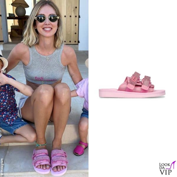 in rosa con le ciabatte "Moto x Suicoke" di Blumarine (350 euro)