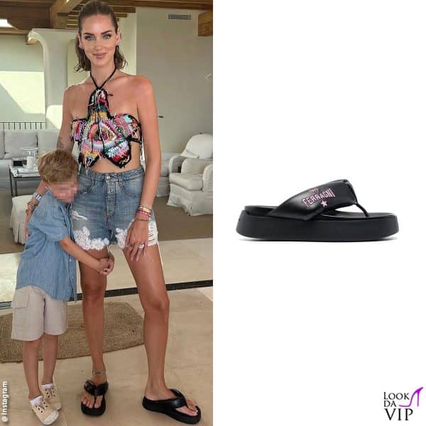 in vacanza con Leone, le infradito sono di Chiara Ferragni Brand