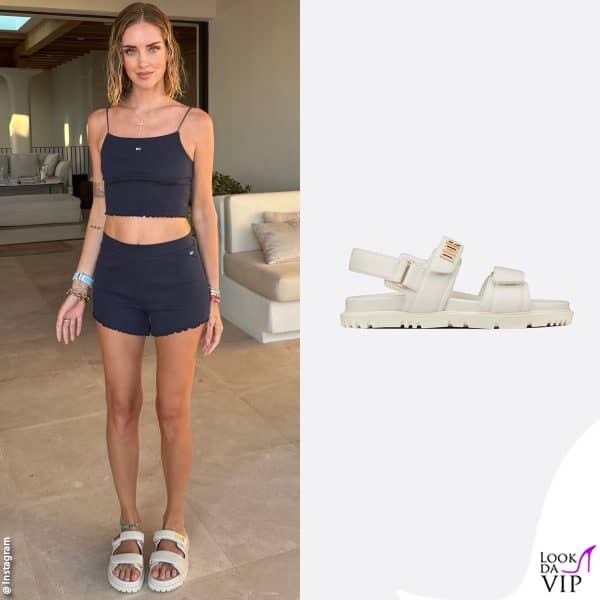 A Ibiza con i sandali "Dioract" di Dior (990 euro)
