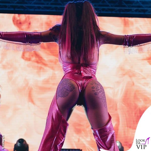 Elettra sul palco sfoggia le curve