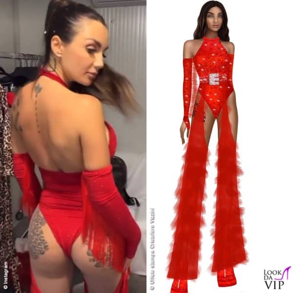 Un provocante body rosso per Elettra e frange sui pantaloni